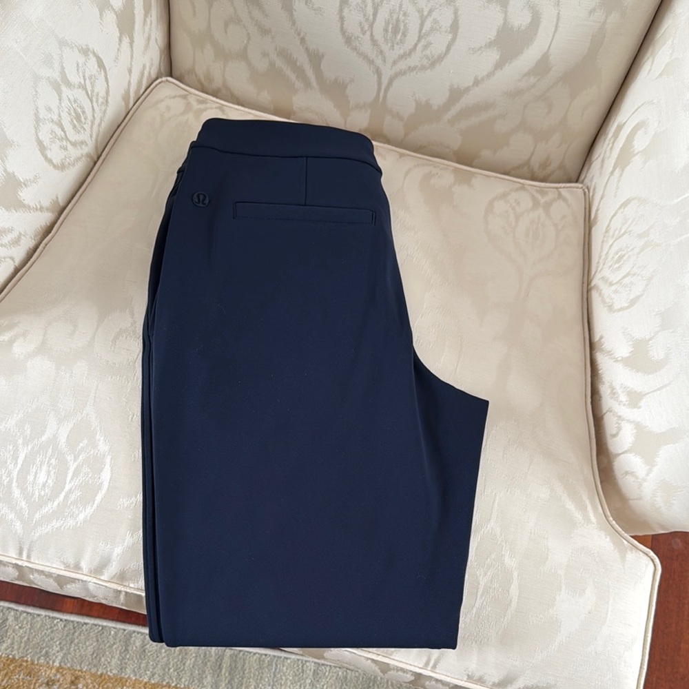 Lululemon Pants
Tapered-Leg Mid-Rise
7/8 Pant *Luxtreme